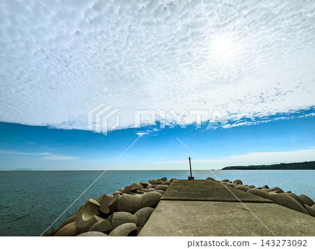 防波堤和佈滿厚厚卷積雲的天空 防波堤和佈滿厚厚卷積雲的天空 143273092