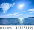 陽光灑在海面和藍天上。 143273159