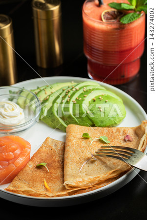 Roasted thin pancakes with smoked salmon and sauce Roasted thin pancakes with smoked salmon and sauce 143274002