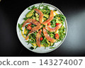 Salad with salted salmon and arugula 143274007