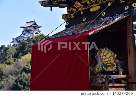 日本愛知縣犬山祭：犬山城天守閣和盛開的櫻花；一名身穿金色內衣的男孩在花車上敲著小鼓。 143274209