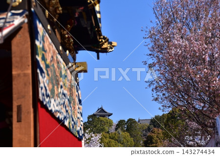 日本愛知縣犬山祭:在櫻花盛開的天空下,由名為「車馬山」的精美花車組成的盛大遊行隊伍和犬山城的天守閣。 日本愛知縣犬山祭:在櫻花盛開的天空下,由名為「車馬山」的精美花車組成的盛大遊行隊伍和犬山城的天守閣。 143274434