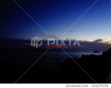 大海和天空,沐浴在暮色之中。 大海和天空,沐浴在暮色之中。 143274736