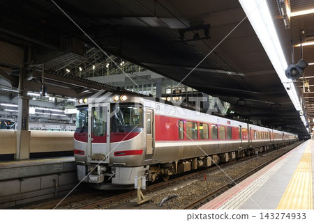 開往鳥取方向的濱風特快列車會在大阪站停靠。 開往鳥取方向的濱風特快列車會在大阪站停靠。 143274933