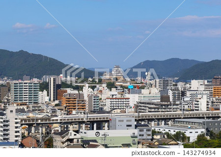 從手杖山眺望姬路城,以及穿過姬路市的山陽新幹線。 從手杖山眺望姬路城,以及穿過姬路市的山陽新幹線。 143274934
