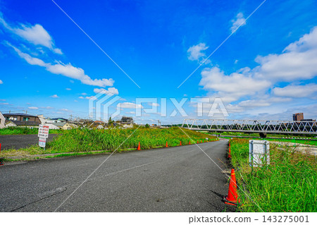 A view of the Edogawa riverbank under a clear blue sky. A view of the Edogawa riverbank under a clear blue sky. 143275001