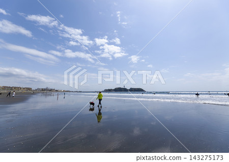 湘南久沼海灘:海岸線倒映著天空和江之島。 湘南久沼海灘:海岸線倒映著天空和江之島。 143275173