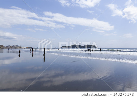 湘南久沼海灘:海岸線倒映著天空和江之島。 湘南久沼海灘:海岸線倒映著天空和江之島。 143275178