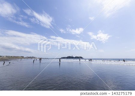 湘南久沼海灘：海岸線倒映著天空和江之島。 143275179