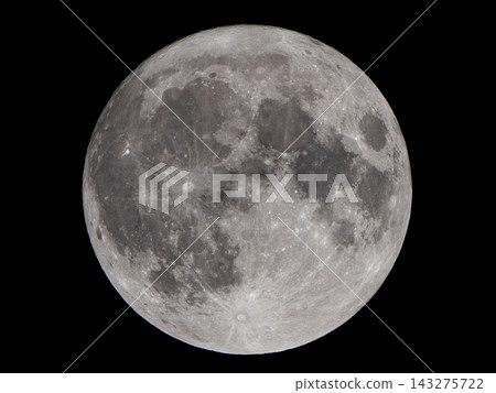 夜空中閃耀的超級月亮的特寫鏡頭 夜空中閃耀的超級月亮的特寫鏡頭 143275722