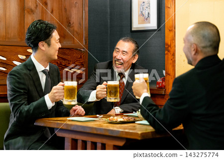 一名商人，在酒館敬酒 143275774