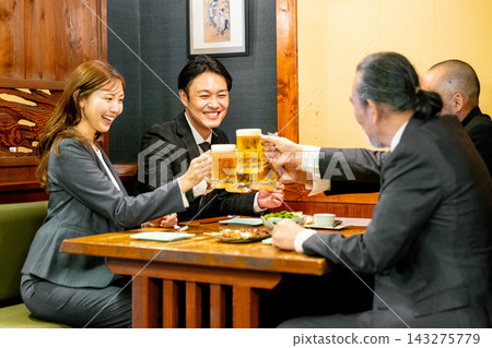 一個人在酒吧里敬酒 143275779