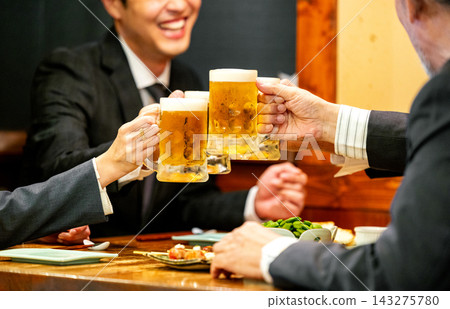 一個人在酒吧里敬酒 143275780