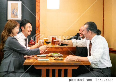 一個人在酒吧里敬酒 143275782