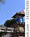 Inuyama Festival in Aichi Prefecture: Cherry blossoms in full bloom, the torii gate of Haritsuna Shrine, and the sight of the floats called "Kurumayama" passing in front of the shrine. 143276390