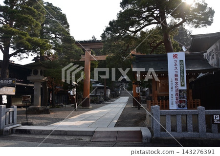 日本岐阜縣高山市櫻山八幡宮和美麗的日出。這是春季高山祭期間的清晨景象。 143276391