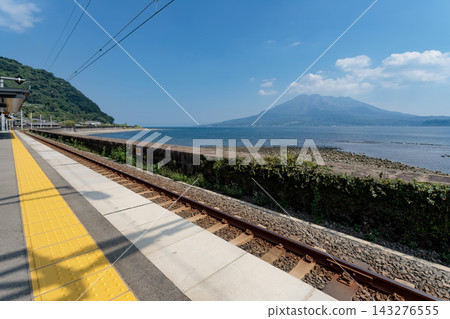 從仙岩園站的月台上，隔著鐵軌，可以看到錦江灣和櫻島火山。 143276555