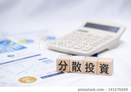 多元化投資與計算器的投資形象 多元化投資與計算器的投資形象 143276889