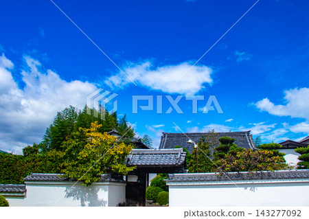 [Kyoto Scenery] Summer clouds at Zuishin-in Temple that change shape in various ways 143277092