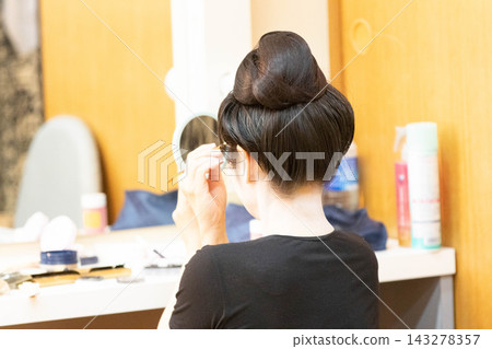 琉球舞蹈幕後:化妝 琉球舞蹈幕後:化妝 143278357