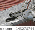 A misaligned old tiled roof 143278744
