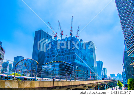 展現東京城市景觀的全新獨特視角。畫面中可以看到正在興建中的東京火炬號列車、京濱東北線以及一列特快列車(右後方是一列非營運列車)。 展現東京城市景觀的全新獨特視角。畫面中可以看到正在興建中的東京火炬號列車、京濱東北線以及一列特快列車(右後方是一列非營運列車)。 143281847
