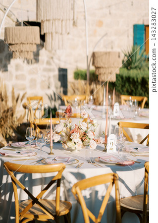 Elegant outdoor wedding reception table setting Elegant outdoor wedding reception table setting 143283027