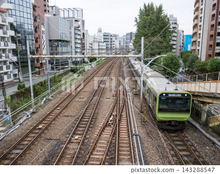 【四潭洞人行天橋】從人行天橋上看到的山手線列車 【四潭洞人行天橋】從人行天橋上看到的山手線列車 143288547