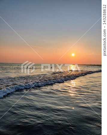 湘南西濱片瀨的落日和波光粼粼的海面。 143288612