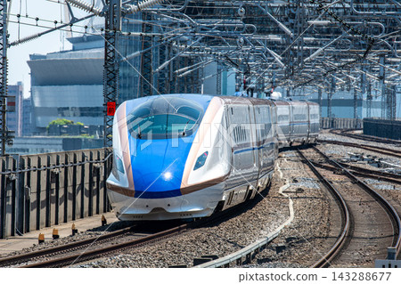 上越北陸新幹線E7系列列車從月台出發 上越北陸新幹線E7系列列車從月台出發 143288677