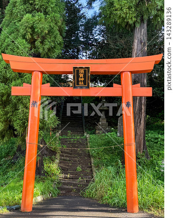 Suga Shrine (Izumi Ward, Sendai City) stands out with its vibrant vermilion torii gate. Suga Shrine (Izumi Ward, Sendai City) stands out with its vibrant vermilion torii gate. 143289136