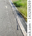 The interesting shadow of the chain on the road 143289269