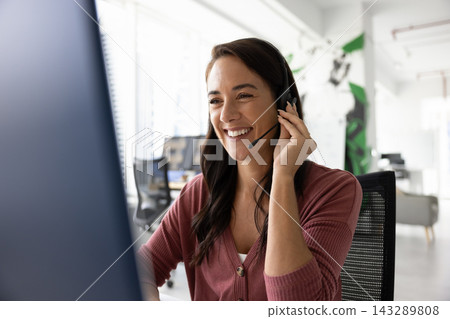 Technical support agent helping to clients troubleshoot technical issues online Technical support agent helping to clients troubleshoot technical issues online 143289808