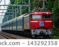 由 EF81 型機車牽引的臥舖特快列車「曙光號」穿過北本的森林。 143292358