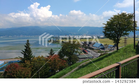【信州風景駕車路線】從山頂俯瞰諏訪湖和山脈全景 【信州風景駕車路線】從山頂俯瞰諏訪湖和山脈全景 143292384