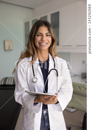 Portrait of young 35s Latina cardiologist woman holding digital tablet Portrait of young 35s Latina cardiologist woman holding digital tablet 143292669