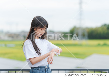 一個女孩用床單擦汗。 一個女孩用床單擦汗。 143293537