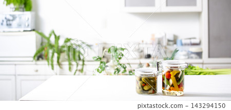 廚房裡擺放著醃菜；廚房背景 143294150