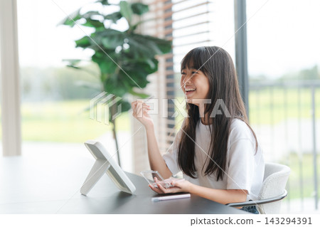 一個女孩第一次嘗試化妝 143294391