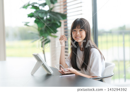 一個女孩第一次嘗試化妝 一個女孩第一次嘗試化妝 143294392