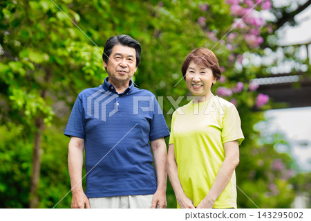一對老年夫婦在綠蔭中微笑 143295002