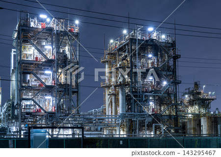 Kawasaki Factory Night View: Chemical plant and piping facilities at night; background material for industrial scenery. Kawasaki Factory Night View: Chemical plant and piping facilities at night; background material for industrial scenery. 143295467