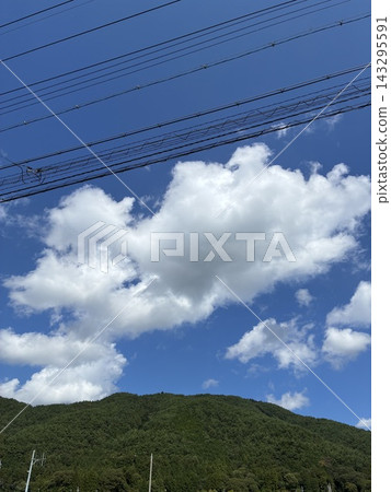 藍天白雲,山巒疊嶂。 藍天白雲,山巒疊嶂。 143295591