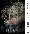 煙花在夜空中擊敗 143296330