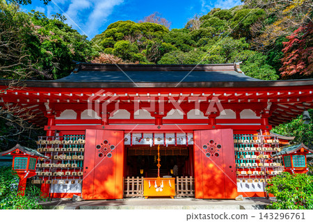 【神奈川縣】鎌倉的江賀良天神社,以其醒目的朱紅色外觀而聞名。 【神奈川縣】鎌倉的江賀良天神社,以其醒目的朱紅色外觀而聞名。 143296761