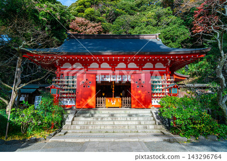 [Kanagawa Prefecture] Egara Tenjin Shrine in Kamakura, with its striking vermilion exterior. 143296764