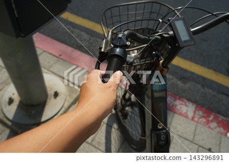 Hand Holding Bicycle Handlebar Grip Outdoors 143296891