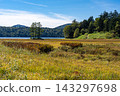 In early autumn in Oze, I gaze upon the autumn foliage and Oze Marsh, reluctantly leaving. 143297698