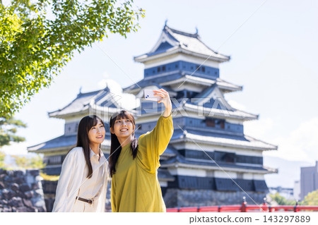參觀城堡的女人 參觀城堡的女人 143297889