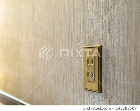 牆上安裝的舊式電源插座 牆上安裝的舊式電源插座 143298507